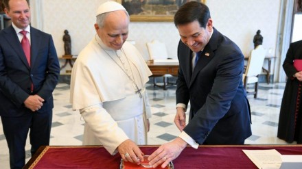 Mario Rubio e il Papa si scambiano doni simbolici in Vaticano: “Incontro amichevole e costruttivo”
